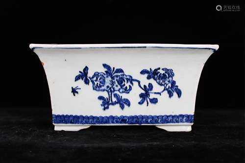 18TH CENTURY CHINESE BLUE AND WHITE PLANTERS POT