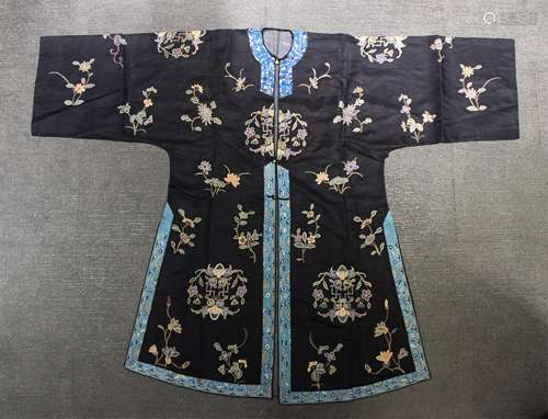 19TH CENTURY CHINESE SILK EMBROIDERED LADY'S ROBE