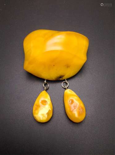 CHINESE BUTTERSCOTCH AMBER NATURAL SHAPE BROOCH