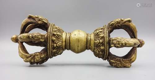 A LARGE TIBETAN GILT BRONZE VAJRA