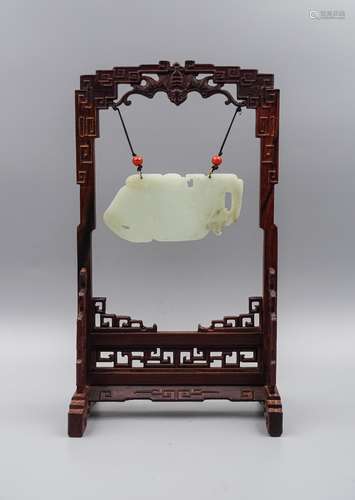 CHINESE WHITE JADE FISH PENDANT TABLE SCREEN