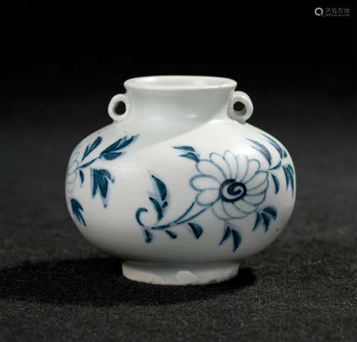 CHINESE BLUE AND WHITE PORCELAIN JAR