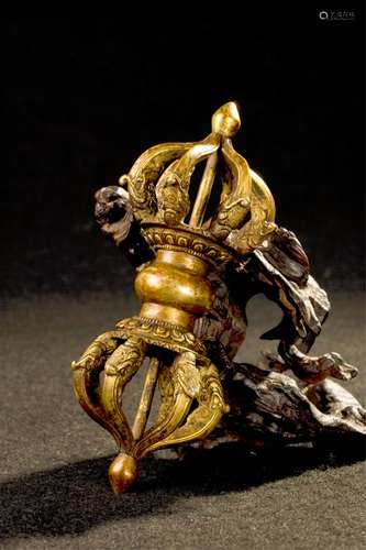 CHINESE TIBETAN GILT BRONZE VAJRA