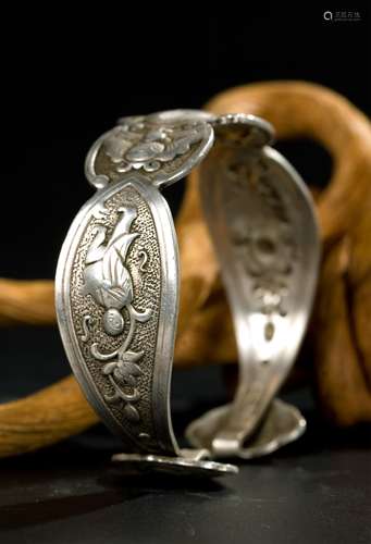 CHINESE SILVER BANGLE, BAT AND SHOU MOTIF