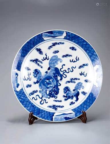 CHINESE BLUE AND WHITE FOOLION PORCELAIN CHARGER