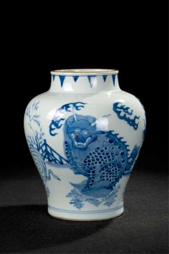 CHINESE BLUE AND WHITE QILIN PORCELAIN JAR