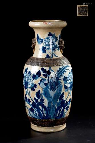 CHINESE BLUE WHITE ON CRACKLE GLAZED VASE