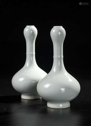 CHINESE WHITE GLAZED GARLIC HEAD VASE, PAIR