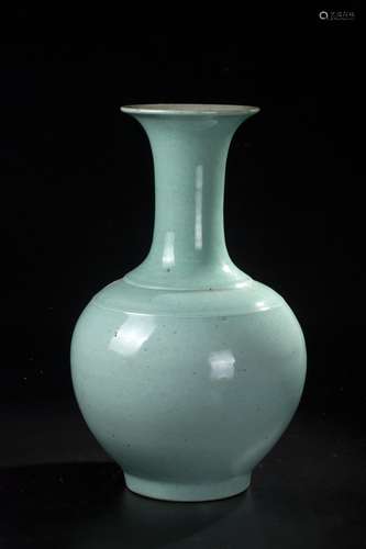 CHINESE CELADON GLAZED FLOWER VASE