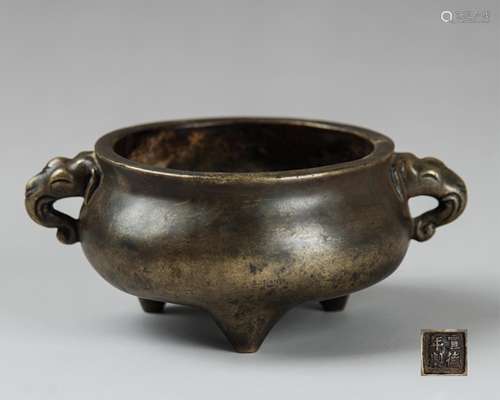 CHINESE BRONZE TWIN ELEPHANT EAR TRIPOD CENSER