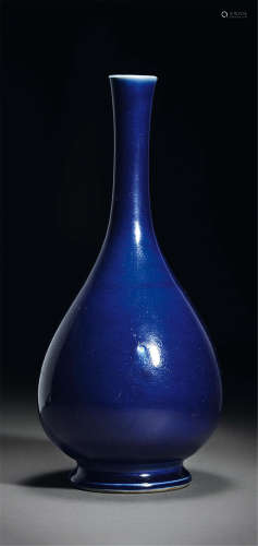 祭蓝釉素身胆瓶