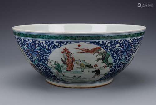 A LARGE CHINESE BLUE AND WHITE WUCAI PORCELAIN BOW