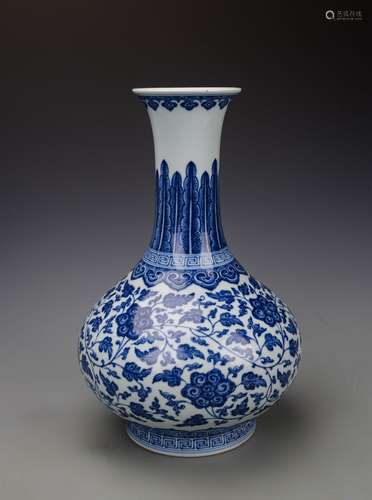 CHINESE BLUE AND WHITE FOLIAGE FLOWER VASE