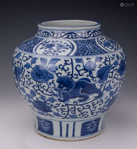 CHINESE BLUE AND WHITE FOOLION PORCELAIN JAR