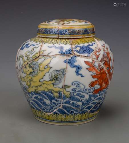 CHINESE BLUE AND WHITE DOUCAI PORCELAIN JAR