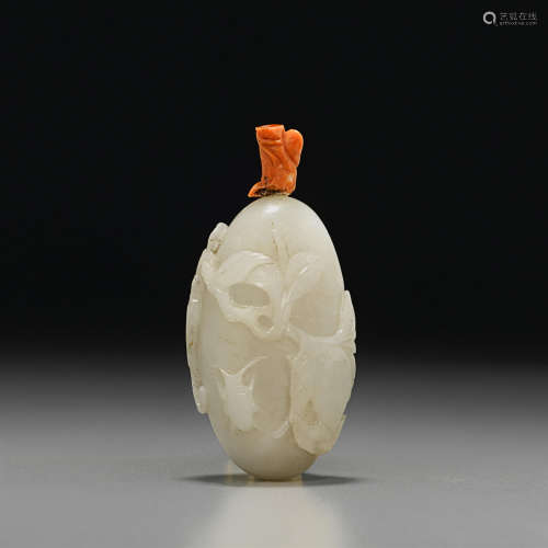1750-1850 白玉卵石形刻寿桃鼻烟壶