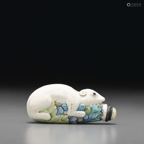 1790-1830 模制瓷胎粉彩'松鼠葡萄'鼻烟壶