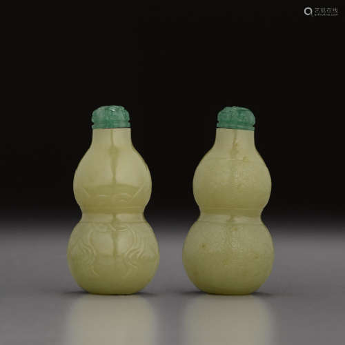 1750-1800 葫芦形黄玉刻锦缎包袱纹鼻烟壶