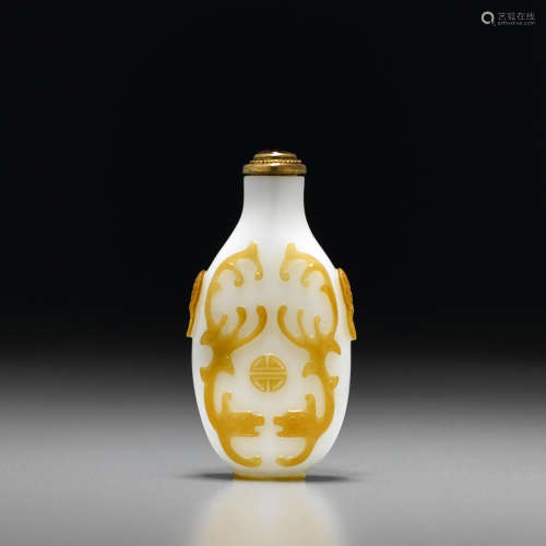 1780-1840 扬州工 白地套浅黄料寿团螭龙纹鼻烟壶