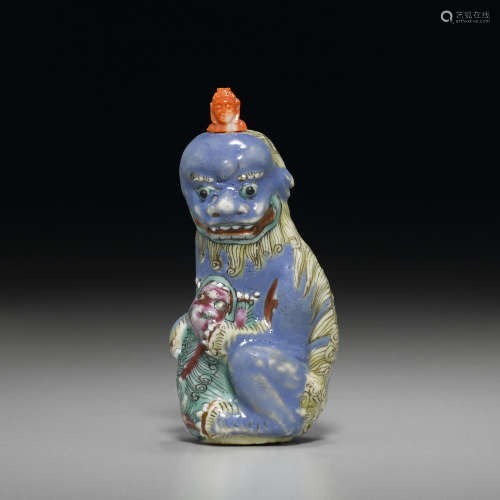 1820-1920 模制瓷胎粉彩狮子绣球鼻烟壶