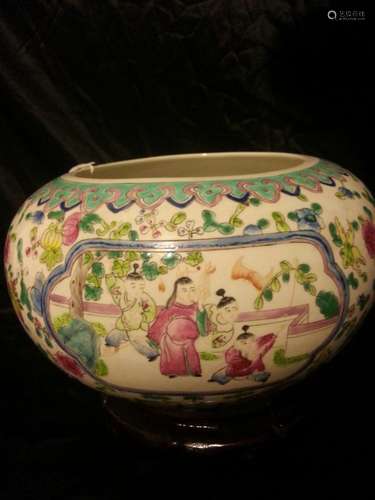 Antique Chinese Famille Rose Porcelain pot