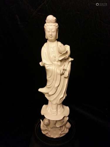 ANTIQUE CHINESE PORCELAIN GUNANYIN