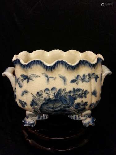 ANTIQUE CHINESE PORCELAIN Pot