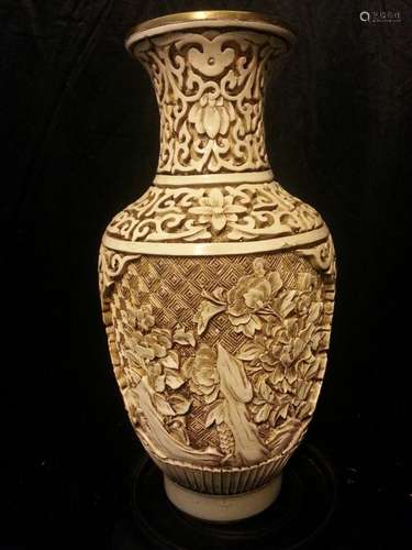 Chinese carved cinnabar lacquered vase