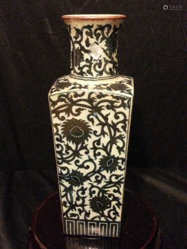 ANTIQUE CHINESE PORCELAIN VASE