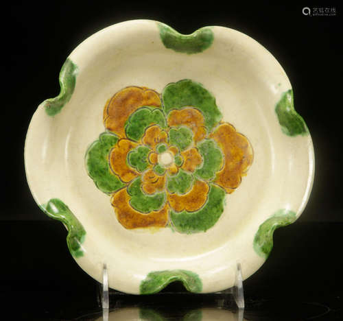 Flower Rim Shaped Pottery Dish