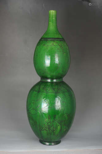 绿釉刻花葫芦瓶