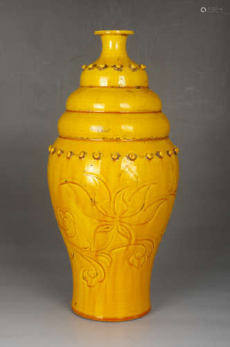 黄釉刻花塔式瓶