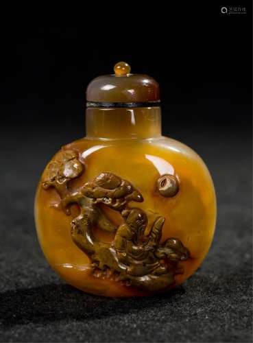CHINESE AGATE SNUFF BOTTLE SCHOLAR, PINE TREE