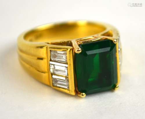 18K Gold Ring w/ Emerald& Diamonds