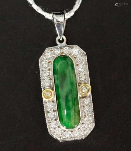 A Vintage Jadeite Pendant Mounted 18K Platinum