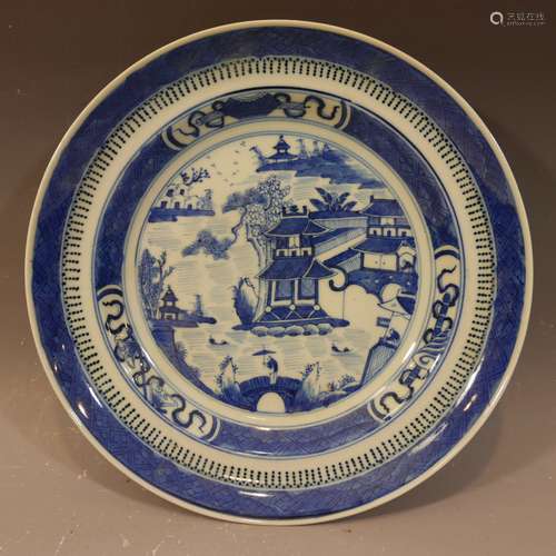 ANTIQUE CHINESE NANKING BLUE WHITE PORCELAIN PLATE.  CIRCA 1850S