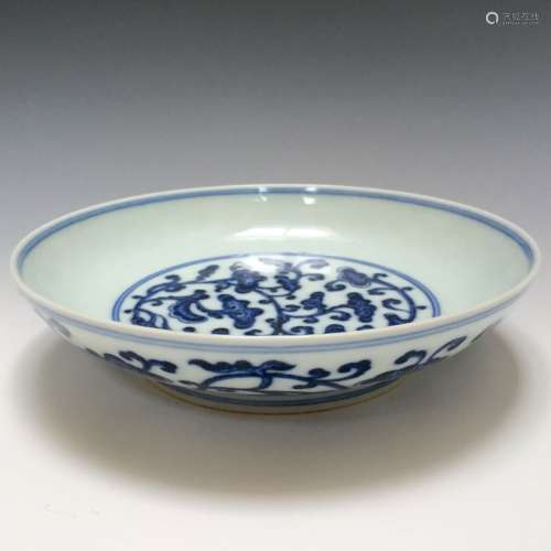 A BLUE AND WHITE FLOWER DISH, QIANLONG
