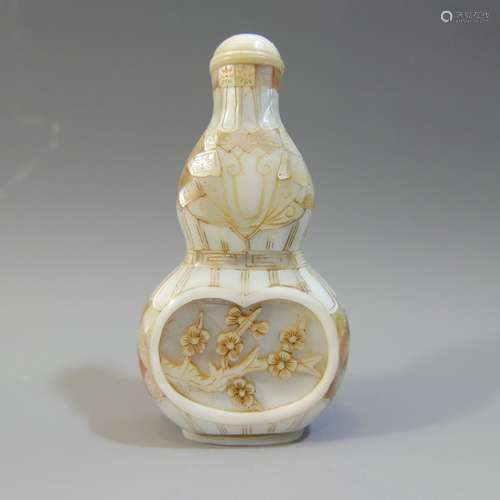 ANTIQUE CHINESE CARVED MOTHER OF PEARL SNUFF BOTTLE - 19TH CENTURY