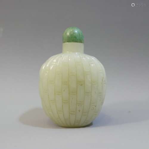 ANTIQUE CHINESE CARVED JADE SNUFF BOTTLE - 18TH CENTURY