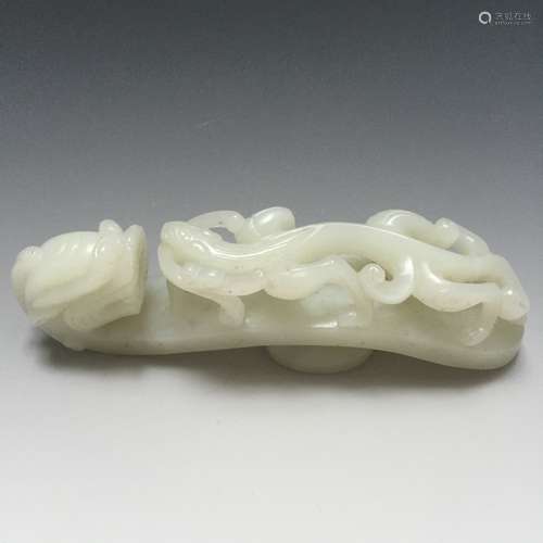 AN ANTIQUE LARGE WHITE JADE BELT HOOK