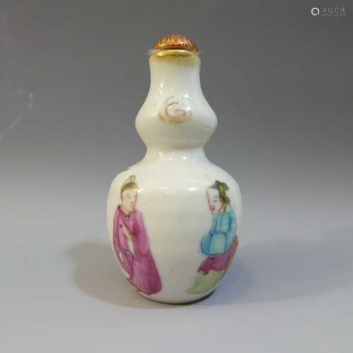 ANTIQUE CHINESE FAMILLE ROSE PORCELAIN SNUFF BOTTLE - 19TH CENTURY