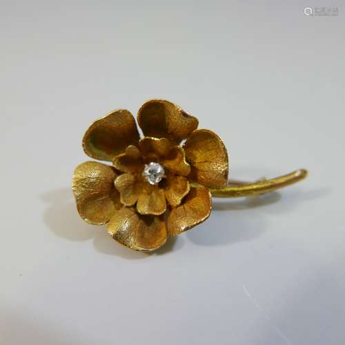 BEAUTIFUL 22K GOLD DIAMOND FLOWER BROOCH - 4 GRAMS