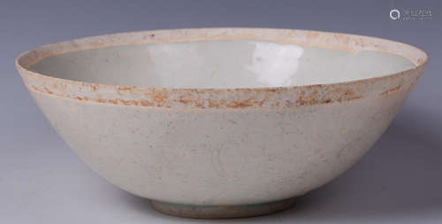 CHINESE CELADON WHITE GLAZED ANHUA BOWL