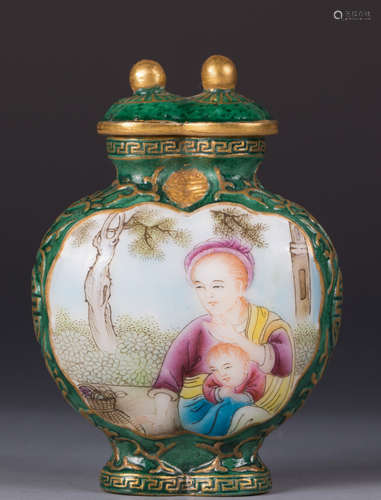 CHINESE GREEN GROUND FAMILLE ROSE SNUFF BOTTLE