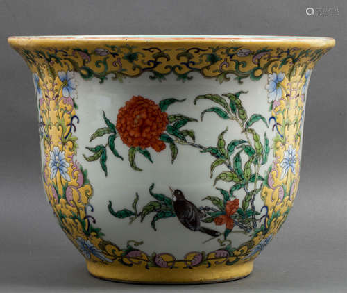 CHINESE QING FAMILLE ROSE YELLOW GROUND PLANTER