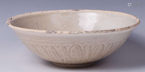 CHINESE CELADON WHITE GLAZED BOWL, FLOWER MOTIF