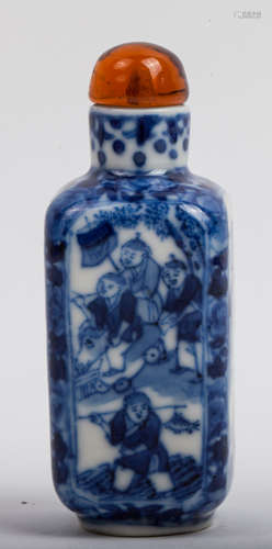 CHINESE QING BLUE AND WHITE PORCELAIN SNUFF BOTTLE