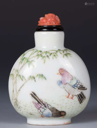 CHINESE FAMILLE ROSE SNUFF BOTTLE, PIGEON MOTIF