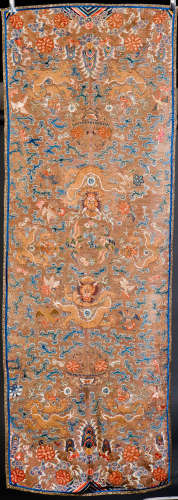 A LONG EMBROIDERED BROCADE PANEL OF DRAGON MOTIF, QING DYNASTY