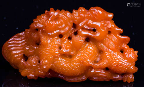 CHINESE QING DYNASTY HONEY AMBER PENDANT, DRAGON